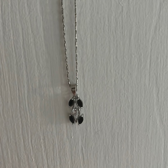 Elegant Black and Silver Necklace - Picture 2 of 2
